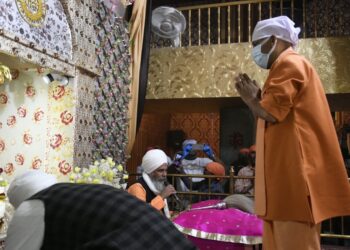 वाराणसी में संत गुरु रविदास की कास्य प्रतिमा स्थापित होगी, सीर गोवर्धन स्थित मंदिर पहुंचे सीएम योगी आदित्‍यनाथ