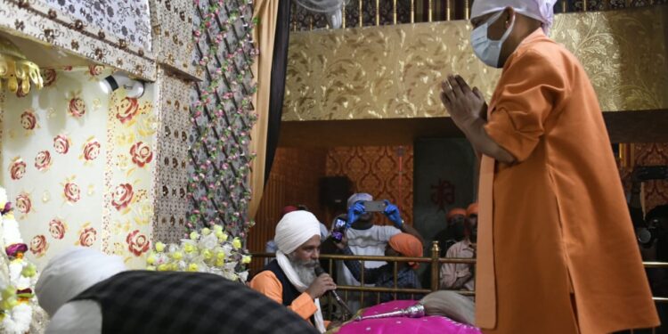 वाराणसी में संत गुरु रविदास की कास्य प्रतिमा स्थापित होगी, सीर गोवर्धन स्थित मंदिर पहुंचे सीएम योगी आदित्‍यनाथ