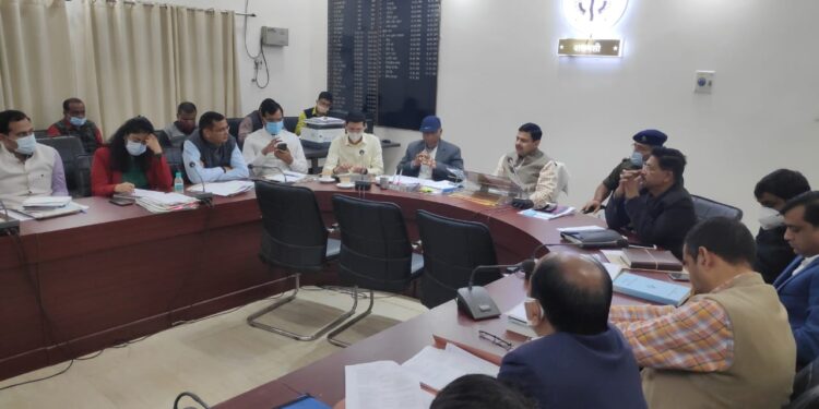 UP Assembly Election 2022 : वाराणसी में सार्वजनिक स्थलों से बैनर, पोस्टर हटाने का कार्य प्रारंभ कर दिया जाए : डीएम