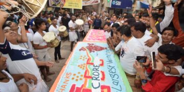 Kalbhairav ​​Ashtami in Varanasi : कालभैरव मंदिर में भक्तों की लगी कतार, काटा गया 701 किलो का केक