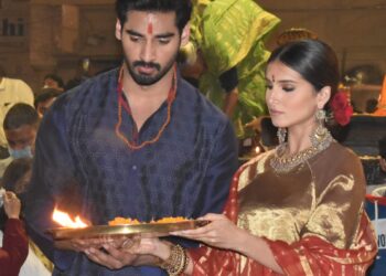 वाराणसी में फिल्म ‘तड़प’ के अभिनेता अहान शेट्टी और तारा सुतारिया ने मां गंगा से मांगा आशीर्वाद, जमाया बनारसी पान 