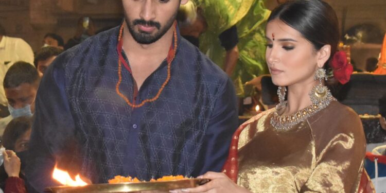 वाराणसी में फिल्म ‘तड़प’ के अभिनेता अहान शेट्टी और तारा सुतारिया ने मां गंगा से मांगा आशीर्वाद, जमाया बनारसी पान 