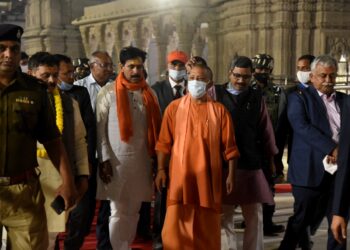 काशी विश्वनाथ कॉरिडोर का निर्माण कार्य अभियान चलाकर निर्धारित समय सीमा में पूरा करें : योगी आदित्यनाथ