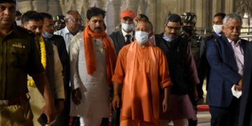 काशी विश्वनाथ कॉरिडोर का निर्माण कार्य अभियान चलाकर निर्धारित समय सीमा में पूरा करें : योगी आदित्यनाथ
