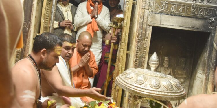 काशी विश्वनाथ कॉरिडोर का निर्माण कार्य अभियान चलाकर निर्धारित समय सीमा में पूरा करें : योगी आदित्यनाथ