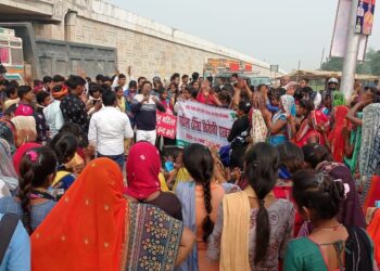 दुष्कर्म, महिला हिंसा के खिलाफ महिलाओं का गुस्सा फूटा, वाराणसी में मानव श्रृंखला बनाकर किया प्रदर्शन