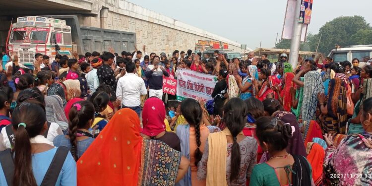 दुष्कर्म, महिला हिंसा के खिलाफ महिलाओं का गुस्सा फूटा, वाराणसी में मानव श्रृंखला बनाकर किया प्रदर्शन