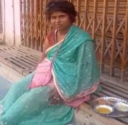 Swati in Varanasi : वाराणसी के गंगा घाट पर भीख मांगती दिखी साइंस ग्रेजुएट, फर्राटे से बोलती है इंग्लिश और नौकरी की है तलाश