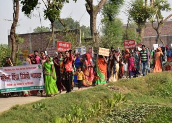 वाराणसी में आधी आबादी ने घरेलु महिला हिंसा के खिलाफ भरा हुंकार, 50 गांवों में रैली निकालकर किया प्रदर्शन