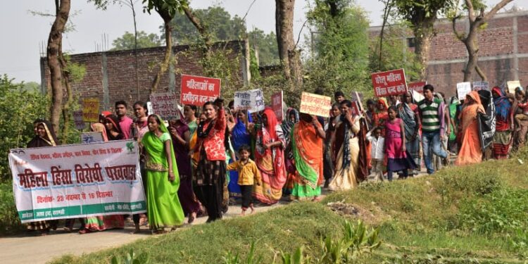 वाराणसी में आधी आबादी ने घरेलु महिला हिंसा के खिलाफ भरा हुंकार, 50 गांवों में रैली निकालकर किया प्रदर्शन
