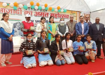 आजादी का अमृत महोत्सव : वाराणसी में स्वतंत्रता संग्राम आंदोलन से जुड़ी सवालों के जवाब देने पर बच्चे हुए पुरस्कृत