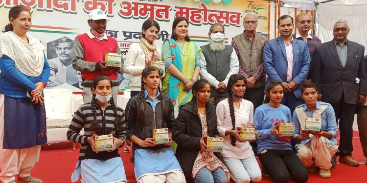 आजादी का अमृत महोत्सव : वाराणसी में स्वतंत्रता संग्राम आंदोलन से जुड़ी सवालों के जवाब देने पर बच्चे हुए पुरस्कृत