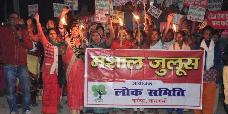महिला हिंसा और यौन उत्पीड़न के खिलाफ वाराणसी में मशाल जुलूस निकाला कर दुष्कर्मियों को कड़ी सजा दने की मांग