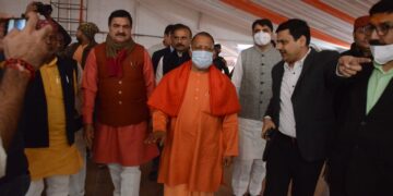 मुख्यमंत्री योगी आदित्‍यनाथ वाराणसी में प्रधानमंत्री नरेंद्र मोदी के कार्यक्रम के लिए तैयारी और सुरक्षा व्यवस्था का जायजा लिया