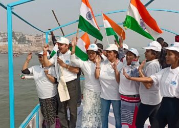 नमामि गंगे ने वाराणसी में ‘नदी उत्सव’ अनुष्‍ठान में दशाश्वमेध घाट से राज घाट तक जल संरक्षण व स्वच्छता के लिए किया जागरूक