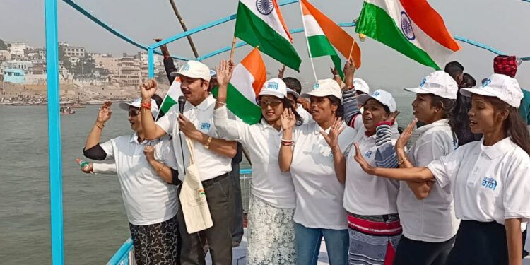 नमामि गंगे ने वाराणसी में ‘नदी उत्सव’ अनुष्‍ठान में दशाश्वमेध घाट से राज घाट तक जल संरक्षण व स्वच्छता के लिए किया जागरूक