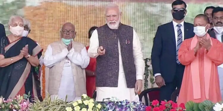 प्रधानमंत्री नरेंद्र मोदी ने पूर्वांचल को दी 10 हजार करोड़ रुपये की परियोजनाओं की सौगात, गोरखपुर में हुआ आयोजन