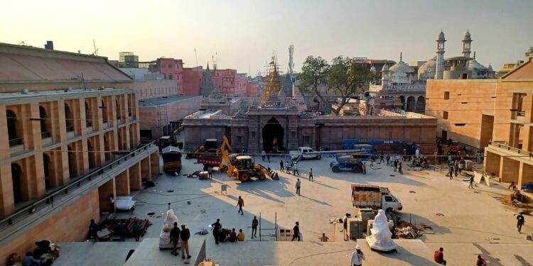 काशी विश्वनाथ कारिडोर : मुख्य परिसर में काशीपुराधिपति के पास 14 फीट ऊंचाई के बनाए जा रहे हैं 27 मंदिर
