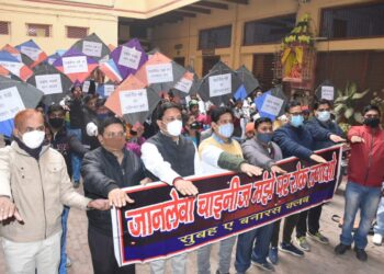 वाराणसी के लोग प्रतिबंधित कातिल चाइनीज मांझा से दूरी बनाएं, सामाजिक संस्था सुबह-ए- बनारस क्लब ने किया जागरूक