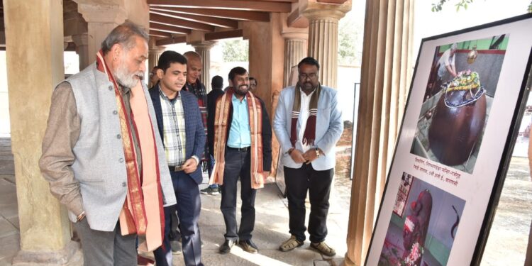 वाराणसी में भारतीय सनातन परम्परा विषय पर छायाचित्र प्रदर्शनी का गुरुधाम मन्दिर परिसर में आयोजन, सुबह 10.30 से सांय 5 तक का समय