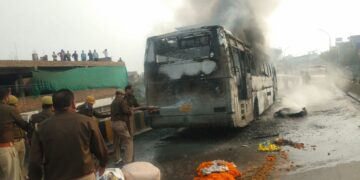 वाराणसी से सोनभद्र जा रही बस में ककरमत्ता फ्लाईओवर पर लगी आग, धू-धू कर जलने लगी जनरथ