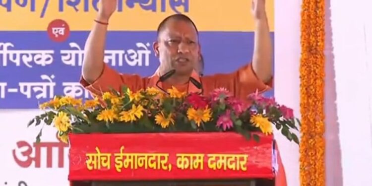 आजमगढ़ में मुख्‍यमंत्री योगी आदित्‍यनाथ ने बुआ-बबुआ और भाई बहन को बताया अवसरवादी, इनके लिए परिवार ही देश