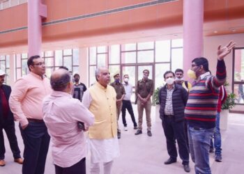 मंत्री आशुतोष टंडन ने टीम के साथ वाराणसी के टीएफसी का दौरा कर महापौर सम्मेलन की तैयारियों का लिया जायजा