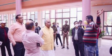 मंत्री आशुतोष टंडन ने टीम के साथ वाराणसी के टीएफसी का दौरा कर महापौर सम्मेलन की तैयारियों का लिया जायजा