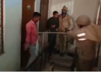 प्रयागराज स्टेशन पर बवाल में छह पुलिस कर्मी निलंबित, अज्ञात छात्रों के खिलाफ एफआईआर