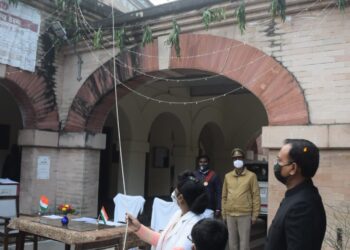 गणतंत्र दिवस पर वाराणसी में पचास हजार कोरोना टीका लगाने वाली एएनएम रानी कुंवर ने राष्ट्रीय ध्वज फहराया