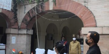 गणतंत्र दिवस पर वाराणसी में पचास हजार कोरोना टीका लगाने वाली एएनएम रानी कुंवर ने राष्ट्रीय ध्वज फहराया