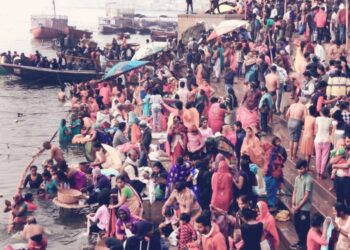 मकर संक्रांति पर प्रयागराज और काशी में श्रद्धालुओं ने लगाई पुण्य की डुबकी, स्नान-ध्यान और दान करने वाले की भीड़
