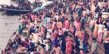 मकर संक्रांति पर प्रयागराज और काशी में श्रद्धालुओं ने लगाई पुण्य की डुबकी, स्नान-ध्यान और दान करने वाले की भीड़