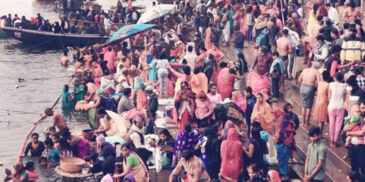 मकर संक्रांति पर प्रयागराज और काशी में श्रद्धालुओं ने लगाई पुण्य की डुबकी, स्नान-ध्यान और दान करने वाले की भीड़