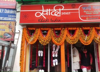 खादी ने लांच किया कागज से बना हैंडमेड इको-फ्रेंडली चप्पल, श्रीकाशी विश्वनाथ धाम में आए श्रद्धालुओं को मिलेगी राहत