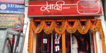 खादी ने लांच किया कागज से बना हैंडमेड इको-फ्रेंडली चप्पल, श्रीकाशी विश्वनाथ धाम में आए श्रद्धालुओं को मिलेगी राहत