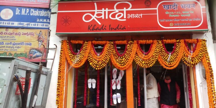 खादी ने लांच किया कागज से बना हैंडमेड इको-फ्रेंडली चप्पल, श्रीकाशी विश्वनाथ धाम में आए श्रद्धालुओं को मिलेगी राहत