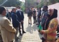 वाराणसी में अपर मुख्य सचिव ने टीकाकरण केंद्र पर बैठी नर्स से कौन सी वैक्सीन लग रही है इसकी ली जानकारी, चिकित्सालयों का किया निरीक्षण