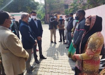 वाराणसी में अपर मुख्य सचिव ने टीकाकरण केंद्र पर बैठी नर्स से कौन सी वैक्सीन लग रही है इसकी ली जानकारी, चिकित्सालयों का किया निरीक्षण