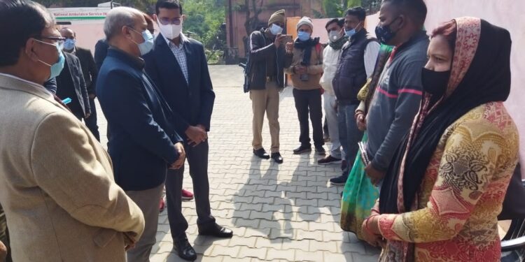 वाराणसी में अपर मुख्य सचिव ने टीकाकरण केंद्र पर बैठी नर्स से कौन सी वैक्सीन लग रही है इसकी ली जानकारी, चिकित्सालयों का किया निरीक्षण