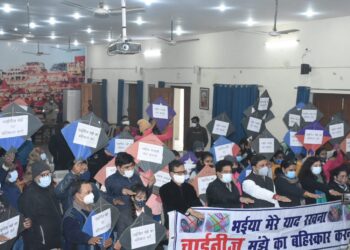 वाराणसी में चाइनीज मंझे के दुष्परिणामों को लेकर छात्राओं ने लोगों को किया जागरूक, सुबह-ए- बनारस क्लब ने किया आयोजन