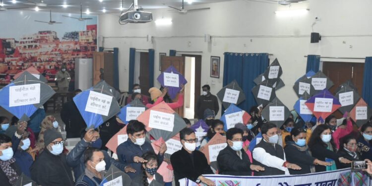 वाराणसी में चाइनीज मंझे के दुष्परिणामों को लेकर छात्राओं ने लोगों को किया जागरूक, सुबह-ए- बनारस क्लब ने किया आयोजन