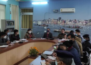 वोटर पर्ची मतदाताओं को घर-घर जाकर उपलब्ध कराएं : वाराणसी जिला निर्वाचन अधिकारी