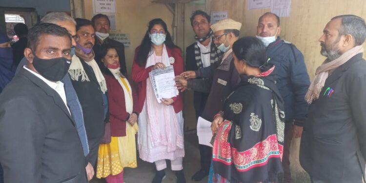 विश्व हिंदू पर्सनल लॉ बोर्ड ने केंद्र सरकार व यूपी के राज्यपाल को वाराणसी डीएम के माध्यम से सौंपा ज्ञापन पत्र