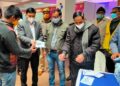 वाराणसी के कमिश्‍नर व डीएम ने दी होम्योपैथिक दवा किट