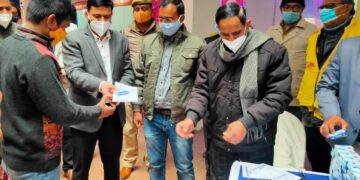 वाराणसी के कमिश्‍नर व डीएम ने दी होम्योपैथिक दवा किट