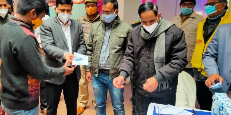 वाराणसी के कमिश्‍नर व डीएम ने दी होम्योपैथिक दवा किट