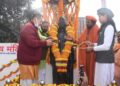 वाराणसी में वैदिक मंत्रों, 23 किलो का फूलों का हार, 125 लड्डू एवं 125 दीपों के साथ की गई नेताजी सुभाष की आराधना