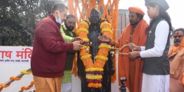वाराणसी में वैदिक मंत्रों, 23 किलो का फूलों का हार, 125 लड्डू एवं 125 दीपों के साथ की गई नेताजी सुभाष की आराधना