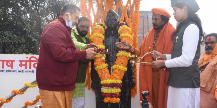 वाराणसी में वैदिक मंत्रों, 23 किलो का फूलों का हार, 125 लड्डू एवं 125 दीपों के साथ की गई नेताजी सुभाष की आराधना